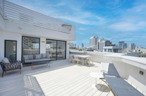Spacious 4BR near the beach w Jacuzzi by HolyGuest